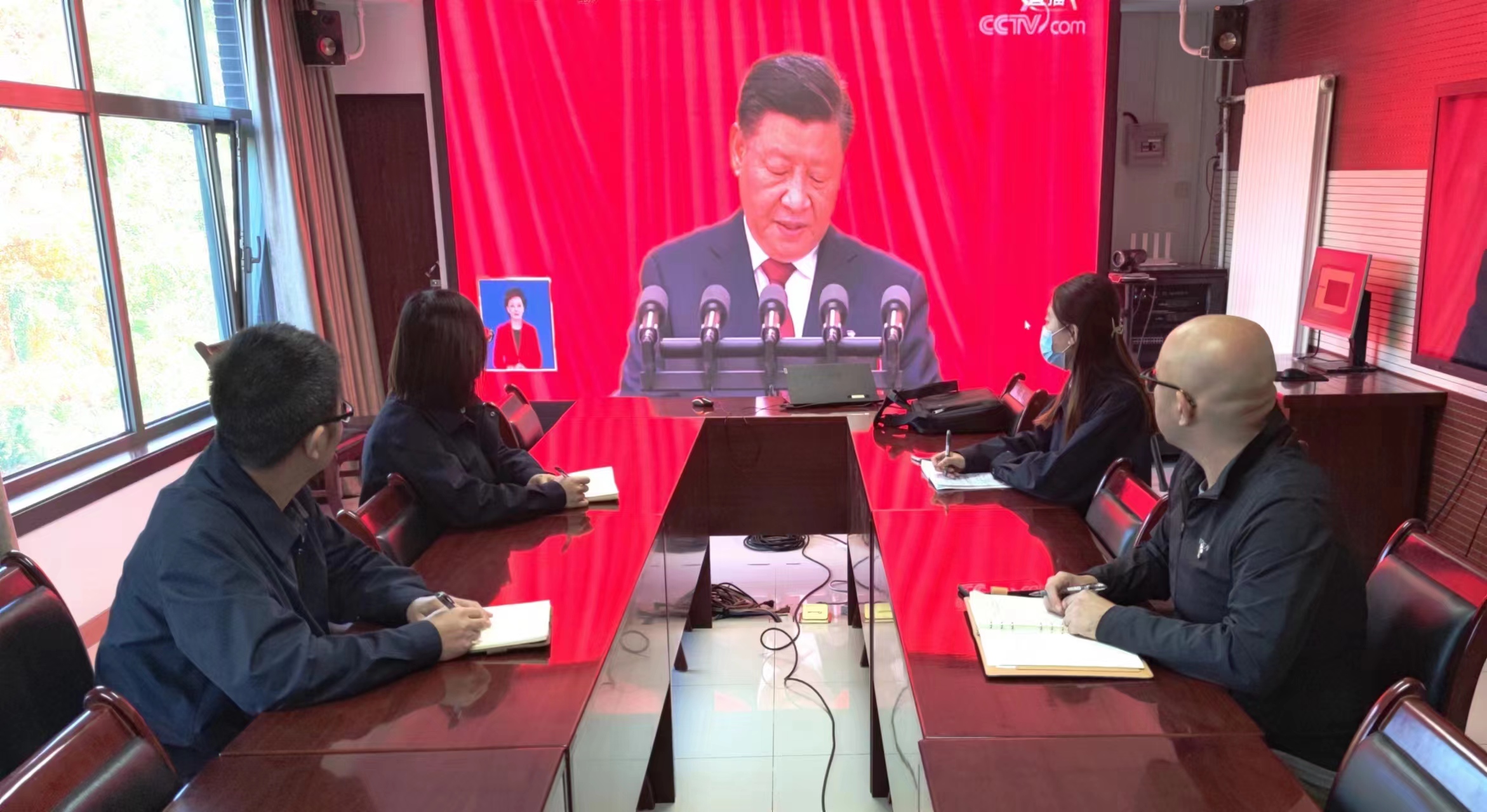 4.園林綠化公司黨員在會議室集體收看.jpg