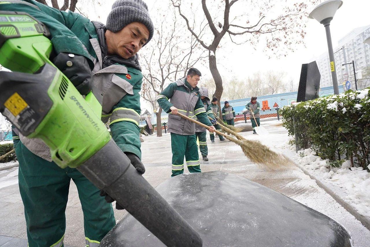  快速應(yīng)對(duì)強(qiáng)降雪 全力以赴保安全