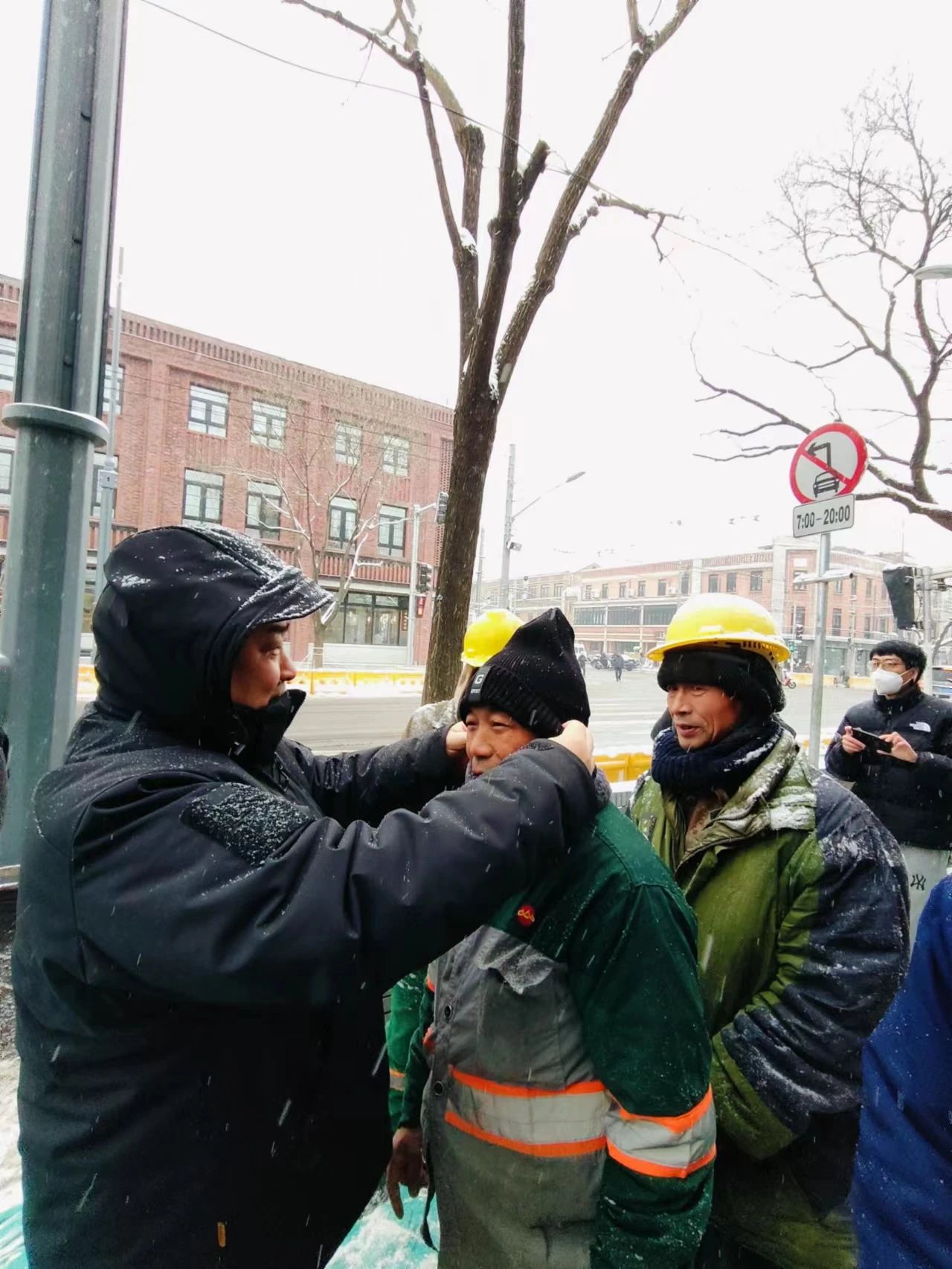 雪中送帽 情暖職工——集團(tuán)領(lǐng)導(dǎo)慰問(wèn)西單工程項(xiàng)目一線(xiàn)工人