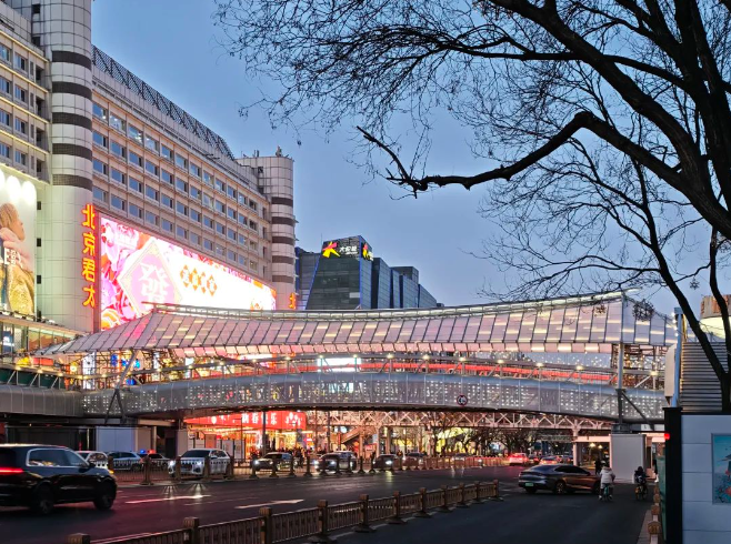 北京西單新的風景線： “西單連廊一號橋”正式通行使用